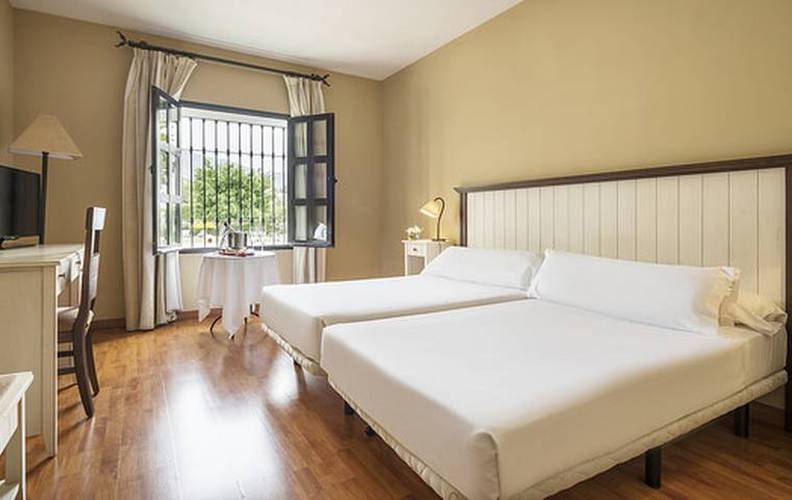 Habitación triple Hotel ILUNION Hacienda de Mijas