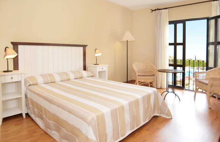 Habitación triple piscina Hotel ILUNION Hacienda de Mijas